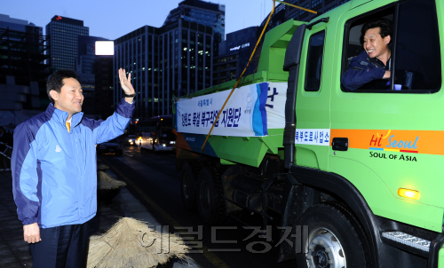 21일 오전 서울광장 동측에서 서울시는 오세훈 서울 시장이 동참한 가운데  100년만의 최대 폭설 피해를 입은 강원지역 복구 지원을 위한 긴급 제설작업 지원에 이어 지역주민들의 피해복구 및 생활 안정을 위한 추가 지원에 나섰다. 오세훈 시장이 출발하는 자원봉사자들에게 손을 흔들고 있다.<br />이상섭기자/babtong@heraldm.com 2011.02.21
21일 오전 서울광장 동측에서 서울시는 오세훈 서울 시장이 동참한 가운데  100년만의 최대 폭설 피해를 입은 강원지역 복구 지원을 위한 긴급 제설작업 지원에 이어 지역주민들의 피해복구 및 생활 안정을 위한 추가 지원에 나섰다. 오세훈 시장이 출발하는 자원봉사자들에게 손을 흔들고 있다.
이상섭기자/babtong@heraldm.com 2011.02.21
21일 오전 서울광장 동측에서 서울시는 오세훈 서울 시장이 동참한 가운데  100년만의 최대 폭설 피해를 입은 강원지역 복구 지원을 위한 긴급 제설작업 지원에 이어 지역주민들의 피해복구 및 생활 안정을 위한 추가 지원에 나섰다. 오세훈 시장이 출발하는 자원봉사자들에게 손을 흔들고 있다.
이상섭기자/babtong@heraldm.com 2011.02.21