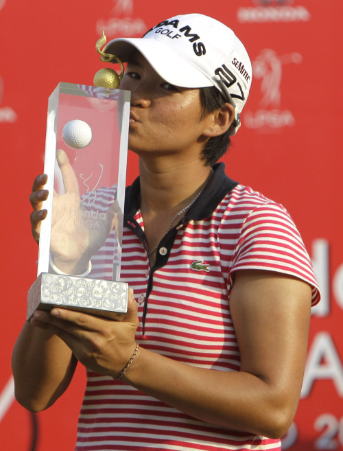 <YONHAP PHOTO-1809> Yani Tseng of Taiwan kisses her winner's trophy during the awarding ceremony of the LPGA Thailand golf tournament in Pattaya, southern Thailand, Sunday, Feb. 20, 2011. (AP Photo/Sakchai Lalit)/2011-02-20 21:19:31/ <저작권자 ⓒ 1980-2011 ㈜연합뉴스. 무단 전재 재배포 금지.>
<YONHAP PHOTO-1809> Yani Tseng of Taiwan kisses her winner's trophy during the awarding ceremony of the LPGA Thailand golf tournament in Pattaya, southern Thailand, Sunday, Feb. 20, 2011. (AP Photo/Sakchai Lalit)/2011-02-20 21:19:31/ <저작권자 ⓒ 1980-2011 ㈜연합뉴스. 무단 전재 재배포 금지.>
<YONHAP PHOTO-1809> Yani Tseng of Taiwan kisses her winner's trophy during the awarding ceremony of the LPGA Thailand golf tournament in Pattaya, southern Thailand, Sunday, Feb. 20, 2011. (AP Photo/Sakchai Lalit)/2011-02-20 21:19:31/ <저작권자 ⓒ 1980-2011 ㈜연합뉴스. 무단 전재 재배포 금지.>