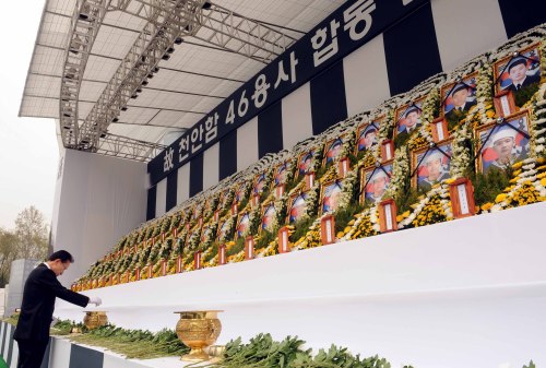 이명박 대통령이 26일 오전 서울광장에 마련된 故 천안함 46용사 합동분향소를 찾아 참배하고 있다.<br alt=
