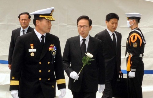 이명박 대통령이 26일 오전 서울광장에 마련된 故 천안함 46용사 합동분향소를 찾아 참배하고 있다.<br alt=