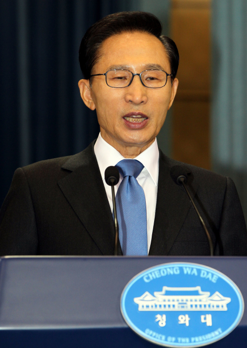 이명박 대통령이 29일 오전 청와대 춘추관에서 북한의 연평도 포격 도발과 관련한 담화문를 발표하고 있다.정희조 기자/ checho@heraldm.com 101129