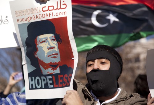 A demonstrator protests against Libya's Muammar Gaddafi outside the White House, Washington D.C. (Yonhap News)