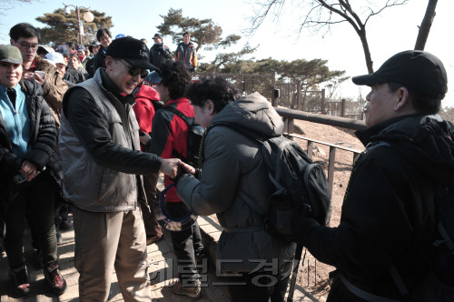 20일 이명박 대통령이 춘추관 기자단과 함께 북악산산행중 시민들과 인사를 나누고 있다.<br />정희조 기자/chehco@heraldm.com 110220
20일 이명박 대통령이 춘추관 기자단과 함께 북악산산행중 시민들과 인사를 나누고 있다.
정희조 기자/chehco@heraldm.com 110220
20일 이명박 대통령이 춘추관 기자단과 함께 북악산산행중 시민들과 인사를 나누고 있다.
정희조 기자/chehco@heraldm.com 110220