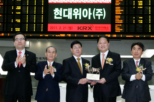 한국거래소 유가증권시장본부(본부장 이창호)는 21일 오전 서울 여의도 사옥에서 자동차 부품을 제조하는 현대위아의 유가증권시장 신규상장 기념식을 개최했다. 사진 왼쪽부터 이구범 미래에셋증권 사장, 서진석 상장회사협의회 부회장, 이용진 현대위아 노동조합 지회장, 임흥수 현대위아 대표, 이창호 한국거래소 유가증권시장본부장. 최재원 기자/jwchoi@