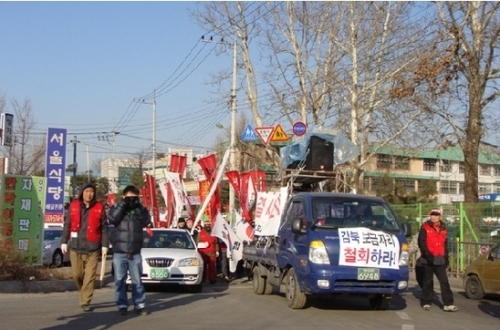 보금자리호빵맨토토으로 대표되는 이명박 정부의 부동산정책은 ‘집값 안정’이라는 긍정 평가와 함께, ‘그린벨트훼손ㆍ로또식 호빵맨토토공급’이란 비판을 동시에 받고 있다. 토지보상가 문제로 보금자리 지정을 반대하는 주민들.