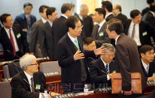 21일 오전 서울 도렴동 외교통상부청사에서 열린 2011년 재외공관장회의에서 한덕수 주미국대사가 회의에 참석한 재외공관들과 회의가 열리기 전 담소를 나누고 있다. 이번 재외공관장회의는 오늘부터 25일까지 닷새간 열린다. 박해묵 기자/mook@heraldm.com
21일 오전 서울 도렴동 외교통상부청사에서 열린 2011년 재외공관장회의에서 한덕수 주미국대사가 회의에 참석한 재외공관들과 회의가 열리기 전 담소를 나누고 있다. 이번 재외공관장회의는 오늘부터 25일까지 닷새간 열린다. 박해묵 기자/mook@heraldm.com