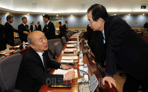 21일 오전 서울 도렴동 외교통상부청사에서 열린 2011년 재외공관장회의에서 류우익 주중대사와 한덕수 주미대사가 회의가 열리기 전 담소를 나누고 있다. 이번 재외공관장회의는 오늘부터 25일까지 닷새간 열린다. 박해묵 기자/mook@heraldm.com
21일 오전 서울 도렴동 외교통상부청사에서 열린 2011년 재외공관장회의에서 류우익 주중대사와 한덕수 주미대사가 회의가 열리기 전 담소를 나누고 있다. 이번 재외공관장회의는 오늘부터 25일까지 닷새간 열린다. 박해묵 기자/mook@heraldm.com