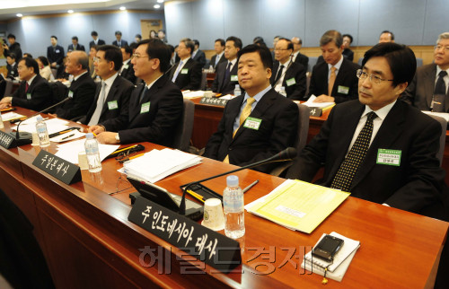 인도네시아 특사단 숙소 침입자가 국정원 직원으로 밝혀진 가운데 21일 오전 서울 도렴동 외교통상부청사에서 열린 2011년 재외공관장회의에 참석한 김영선 주인도네시아대사가 굳은 표정으로 회의에 참석하고 있다. 이번 재외공관장회의는 오늘부터 25일까지 닷새간 열린다. 박해묵 기자/mook@heraldm.com
인도네시아 특사단 숙소 침입자가 국정원 직원으로 밝혀진 가운데 21일 오전 서울 도렴동 외교통상부청사에서 열린 2011년 재외공관장회의에 참석한 김영선 주인도네시아대사가 굳은 표정으로 회의에 참석하고 있다. 이번 재외공관장회의는 오늘부터 25일까지 닷새간 열린다. 박해묵 기자/mook@heraldm.com