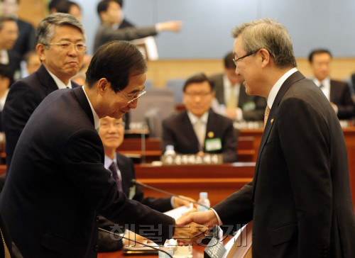 21일 오전 서울 도렴동 외교통상부청사에서 열린 2011년 재외공관장회의에서 김성환 외교통상부장관이 회의에 참석한 한덕수 주한미대사와 인사를 나누고 있다. 이번 재외공관장회의는 오늘부터 25일까지 닷새간 열린다. 박해묵 기자/mook@heraldm.com
21일 오전 서울 도렴동 외교통상부청사에서 열린 2011년 재외공관장회의에서 김성환 외교통상부장관이 회의에 참석한 한덕수 주한미대사와 인사를 나누고 있다. 이번 재외공관장회의는 오늘부터 25일까지 닷새간 열린다. 박해묵 기자/mook@heraldm.com