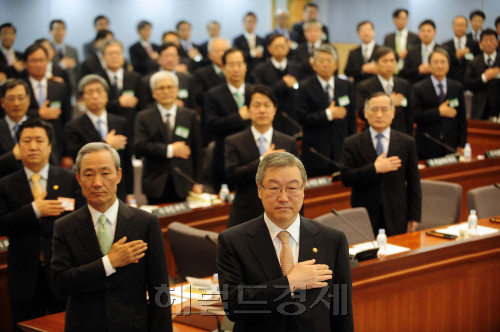21일 오전 서울 도렴동 외교통상부청사에서 열린 2011년 재외공관장회의에서 김성환 외교통상부 장관을 비롯한 각국에 주재하는 재외공관장들이 국민의례를 하고 있다. 이번 재외공관장회의는 오늘부터 25일까지 닷새간 열린다. 박해묵 기자/mook@heraldm.com
21일 오전 서울 도렴동 외교통상부청사에서 열린 2011년 재외공관장회의에서 김성환 외교통상부 장관을 비롯한 각국에 주재하는 재외공관장들이 국민의례를 하고 있다. 이번 재외공관장회의는 오늘부터 25일까지 닷새간 열린다. 박해묵 기자/mook@heraldm.com
