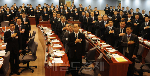21일 오전 서울 도렴동 외교통상부청사에서 열린 2011년 재외공관장회의에서 김성환 외교통상부 장관을 비롯한 각국에 주재하는 재외공관장들이 국민의례를 하고 있다. 이번 재외공관장회의는 오늘부터 25일까지 닷새간 열린다. 박해묵 기자/mook@heraldm.com
21일 오전 서울 도렴동 외교통상부청사에서 열린 2011년 재외공관장회의에서 김성환 외교통상부 장관을 비롯한 각국에 주재하는 재외공관장들이 국민의례를 하고 있다. 이번 재외공관장회의는 오늘부터 25일까지 닷새간 열린다. 박해묵 기자/mook@heraldm.com