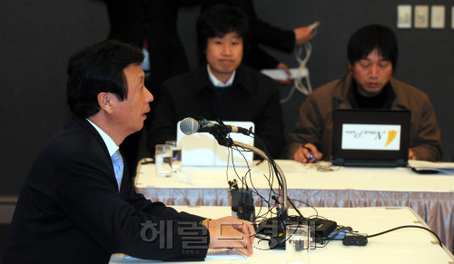 21일 오전 서울 프라자호텔에서 대한석유협회 오강현 회장이 최근 계속되는 유가폭등에 관해 기자회견을 하고 있다./ 안훈기자 rosedale@ 2011.02.21
21일 오전 서울 프라자호텔에서 대한석유협회 오강현 회장이 최근 계속되는 유가폭등에 관해 기자회견을 하고 있다./ 안훈기자 rosedale@ 2011.02.21
오강현 대한석유협회장이 21일 오전 서울 태평로2가 서울프라자호텔에서 기자간담회를 하고 최근 기름값 인하 논란과 관련해 협회 입장을 밝히고 있다.  안훈 기자/rosedale@