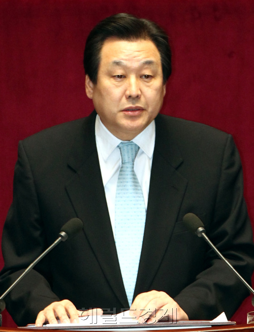 한나라당 김무성 원내대표가  21일 오전 국회 본회의에서 교섭단체 대표연설을 하고 있다.양동출dcyang@heraldm.com/110221/
한나라당 김무성 원내대표가  21일 오전 국회 본회의에서 교섭단체 대표연설을 하고 있다.양동출dcyang@heraldm.com/110221/
한나라당 김무성 원내대표가 21일 오전 국회 본회의에서 교섭단체 대표연설을 하고 있다.  양동출 기자/dcyang@
