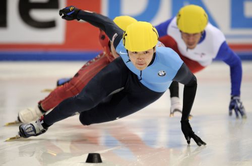 <YONHAP PHOTO-0116> Simon Cho of the US competes to win the men's 500m finals of the ISU World Cup short track speed skating final event in Dresden, eastern Germany, on February 20, 2011. Simon Cho of the US wins the event ahead of China's Wenhao Liang (2nd) and France's Thibaut Fauconnet (3rd). AFP PHOTO / ROBERT MICHAEL /2011-02-21 00:55:53/ <저작권자 ⓒ 1980-2011 ㈜연합뉴스. 무단 전재 재배포 금지.>
Simon Cho competes to win the men’s 500m finals.  AFP-Yonhap News
Simon Cho competes to win the men’s 500m finals.  AFP-Yonhap News