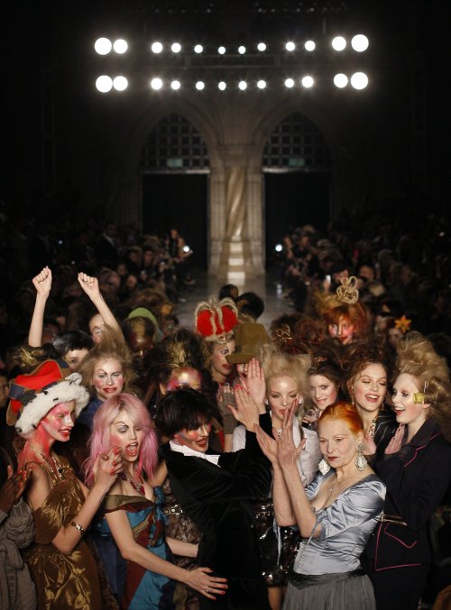 <YONHAP PHOTO-0142> Vivienne Westwood, bottom right applauds her models after her show for her Red Label collection, at London Fashion Week in London Sunday, Feb. 20, 2011. (AP Photo/Alastair Grant)/2011-02-21 05:17:05/ <저작권자 ⓒ 1980-2011 ㈜연합뉴스. 무단 전재 재배포 금지.>
Vivienne Westwood (bottom right) applauds her models after her show for her Red Label collection, at London Fashion Week in London on Sunday.  AP-Yonhap News