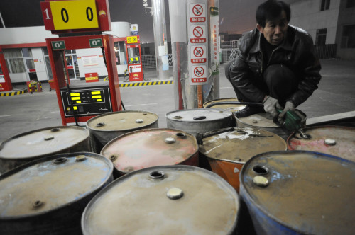<YONHAP PHOTO-0513> (110220) -- WUZHONG, Feb. 20, 2011 (Xinhua) -- A man fills tanks with diesel at a gas station in Wuzhong, Ningxia Hui Autonomous Region of China, on Feb. 19, 2011. China raised the prices of gasoline and diesel by 350 yuan (about 53.2 U.S. dollars) per tonne beginning Sunday, the National Development and Reform Commission (NDRC) announced Saturday night. (Xinhua/Wang Peng) (nxl)/2011-02-20 08:56:50/ <저작권자 ⓒ 1980-2011 ㈜연합뉴스. 무단 전재 재배포 금지.>
A man fills tanks with diesel at a gas station in Wuzhong, Ningxia Hui Autonomous Region of China.  Xinhua-Yonhap News