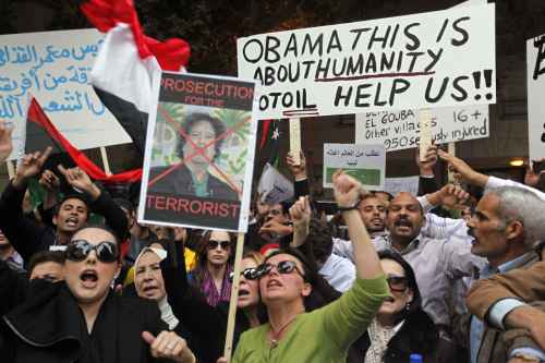 <YONHAP PHOTO-0349> Demonstrators call for the ouster of Libyan leader Moammar Gadhafi in front of the Libyan embassy in Cairo, Egypt, Sunday Feb. 20, 2011. The crackdown of anti-government protests in Libya continued Sunday as, according to witnesses Libyan forces fired machine-guns at mourners marching in a funeral for anti-government protesters in the eastern city of Benghazi.(AP Photo/Hussein Malla)/2011-02-21 05:51:40/ <저작권자 ⓒ 1980-2011 ㈜연합뉴스. 무단 전재 재배포 금지.>
Demonstrators call for the ouster of Libyan leader Moammar Gadhafi in front of the Libyan Embassy in Cairo on Sunday. AP-Yonhap News
