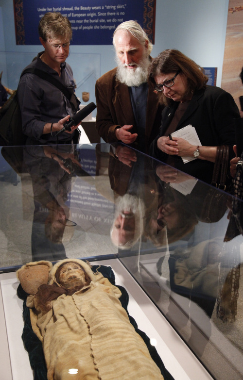 <YONHAP PHOTO-1407> (110219) -- WASHINGTON, Feb. 19, 2011 (Xinhua) -- Prof. Victor H. Mair (C) of Pennsylvania University introduces to others a 3800-year-old mummy during an exhibition featuring archeological findings in northwest China's Xinjiang Uygur Autonomous Region at the museum of Pennsylvania University in Philadelphia, Feb. 18, 2011. It is the third leg of the exhibition in the U.S., which will last until March 28, 2011. (Xinhua/Lin Yu) (zx)/2011-02-19 15:32:27/ <저작권자 ⓒ 1980-2011 ㈜연합뉴스. 무단 전재 재배포 금지.>