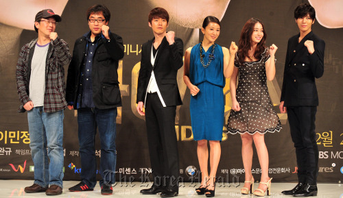 21일 서울 영등포구 타임스퀘어에서 SBS월화미니시리즈 마이더스 제작발표회가 열려 강신효 이창민 연출자와 주연배우 장혁, 김희애, 이민정, 노민우가 포즈를 취하고 있다.<br />김명섭 기자 msiron@
The cast and crew of SBS’ new Monday and Tuesday night series “Midas” ― (from left to right) directors Kang Shin-hyo and Lee Chang min, stars Jang Hyuk, Kim Hee-ae, Lee Min-jung, No Min-woo ― attend the drama’s press conference on Monday in Seoul. Kim Myung-sub/The Korea Herald