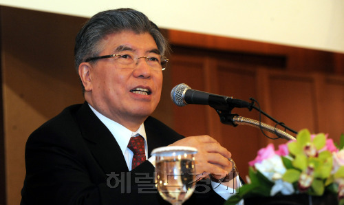 19일 오전 소공동 롯데호텔에서 한국금융연구원 주최로 김중수 한국은행 총재 초청 금융경영인 조찬강연회가 '글로벌 금융경제 여건 변화와 우리 경제의 과제'라는 주제로 열리고 있다./ 안훈기자 rosedale@ 2011.01.19