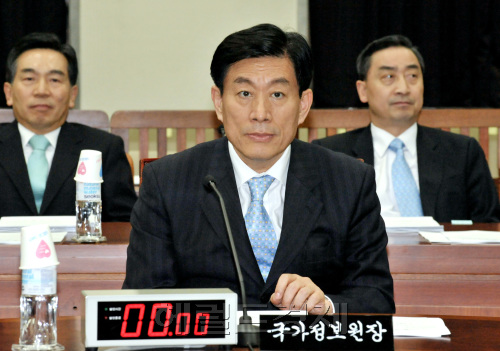 원세훈 국가정보원장이 25일 오후 취임 후 처음으로 국회 정보위원회에 출석하여 주요현안 업무보고를 하기에 앞서 위원장의 인사말을 듣고 있다.양동출dcyang@heraldm.com/090225/
원세훈 국가정보원장이 25일 오후 취임 후 처음으로 국회 정보위원회에 출석하여 주요현안 업무보고를 하기에 앞서 위원장의 인사말을 듣고 있다.양동출dcyang@heraldm.com/090225/
국정원 요원이 인도네시아 대통령 특사단 숙소에 잠입한 것으로 드러나면서 국정원 산업보안단 요원을 그곳에 투입하도록 명령한 고위인사가 누구인지에 관심이 쏠리고 있다. 과도한 충성경쟁과 어설픈 정보기관의 기강이 겹친 사건이라는 진단 속에 이명박 대통령의 최측근 원세훈 국정원장이 사의를 표명한 것으로 알려지고 있다. 지난해 열린 국회 정보위원회에서 원 원장 자리 앞에 놓인 타이머가 이채롭다. 양동출 기자/dcyang@
