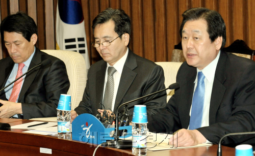 한나라당 김무성 원내대표가  22일 오전 국회에서 열린 원내대책회의에서 모두발언을 하고 있다.양동출dcyang@heraldm.com/110222/
한나라당 김무성 원내대표가  22일 오전 국회에서 열린 원내대책회의에서 모두발언을 하고 있다.양동출dcyang@heraldm.com/110222/
한나라당 김무성 원내대표가  22일 오전 국회에서 열린 원내대책회의에서 모두발언을 하고 있다.양동출dcyang@heraldm.com/110222/
한나라당 김무성 원내대표가 22일 오전 국회에서 열린 한나라당 원내대책회의에서 국회 개혁을 완수해야 한다고 강조하고 있다. 양동출 기자/dcyang@heraldm.com