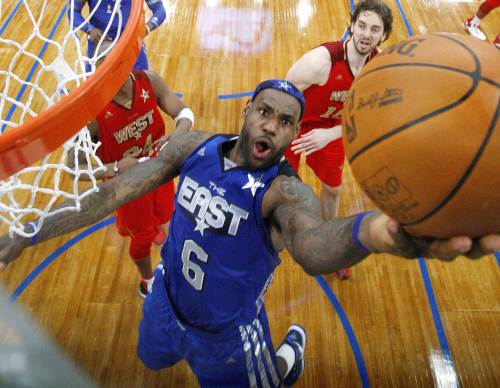 <YONHAP PHOTO-1455> The East Team's LeBron James (C) of the Miami Heat goes up for a dunk during the NBA All-Star Game on February 20, 2011, part of NBA All-Star Weekend at the Staples Center in Los Angeles, California. Kobe Bryant put on a dazzling display in his backyard, scoring 37 points and capturing the MVP honours as the West edged the East 148-143 in the 60th NBA all-star game. AFP PHOTO / POOL / Lucy Nicholson /2011-02-21 16:27:19/ <저작권자 ⓒ 1980-2011 ㈜연합뉴스. 무단 전재 재배포 금지.>
Miami Heat’s LeBron James drives to the basket during the All-Star game over the weekend. AFP-Yonhap News