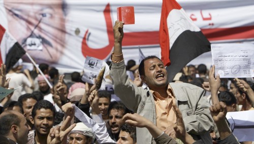 <YONHAP PHOTO-2062> A Yemeni anti-government demonstrator shouts slogans during a demonstration demanding the resignation of President Ali Abdullah Saleh, in Sanaa, Yemen, Monday, Feb. 21, 2011. Yemen's president rejected demands that he step down and said Monday that the widespread demonstrations against his regime were unacceptable acts of provocation, though he renewed calls for talks with the protesters. After a week and a half of marches that have left nine dead, President Ali Abdullah Saleh told a news conference that he ordered the army to fire at demonstrators "only in case of self-defense" . (AP Photo/Muhammed Muheisen)/2011-02-21 21:51:39/ <저작권자 ⓒ 1980-2011 ㈜연합뉴스. 무단 전재 재배포 금지.>
A Yemeni anti-government demonstrator shouts slogans during a demonstration demanding the resignation of President Ali Abdullah Saleh, in Sanaa, Yemen, Monday.  AP-Yonhap News