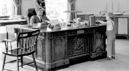 <YONHAP PHOTO-0490> ** FOR USE MONDAY, FEB. 21, 2011 AND THEREAFTER. THIS PHOTO CANNOT BE PUBLISHED IN ANY FORM BEFORE MONDAY, FEB. 21 AT 12:01 A.M. EST ** This May 16, 1962 photograph released by the John F. Kennedy Presidential Library and Museum in Boston shows President John F. Kennedy behind his desk while visited by his daughter Caroline in the Oval Office at the White House in Washington. On Monday, Feb. 21, 2011, Caroline Kennedy will unveil a new feature at the museum where anyone can use the Internet to ?sit? at the virtual desk to learn more about her father's life and administration. (AP Photo/John F. Kennedy Presidential Library and Museum, Robert Knudsen) NO SALES/2011-02-21 08:53:51/ <저작권자 ⓒ 1980-2011 ㈜연합뉴스. 무단 전재 재배포 금지.>
This May 16, 1962 photograph released by the John F. Kennedy Presidential Library and Museum in Boston shows President John F. Kennedy behind his desk while visited by his daughter Caroline in the Oval Office at the White House in Washington.  AP-Yonhap News