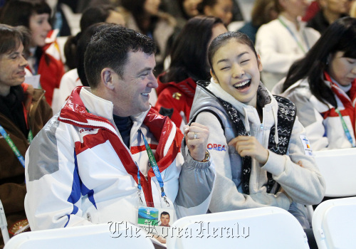 Figure skating coach Brian Orser with Kim Yu-na during the 2010 Winter Olympics.  Yonhap News