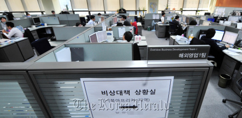 리비아에서 민주화를 요구하는 시위대와 군부대의 유혈 충돌로 현지에서 공사를 벌이고 있는 건설사 등 리비아 진출 국내기업들도 비상이 걸린 가운데 22일 오전 대우건설 본사 해외영업팀 직원들이 신중히 근무를 하고 있다.<br />김명섭 기자 msiron@
Employees work at Daewoo Engineering & Construction in Seoul on Tuesday as concerns grow over political unrest in the Middle East and North Africa, major construction markets for Korea.    Kim Myung-sub/The Korea Herald