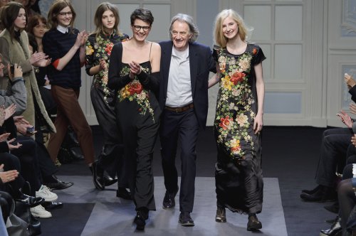 <YONHAP PHOTO-0501> British designer Paul Smith at the Paul Smith fashion show, London Fashion Week in London, Monday, Feb. 21, 2011. (AP Photo/Jonathan Short)/2011-02-22 05:50:38/ <저작권자 ⓒ 1980-2011 ㈜연합뉴스. 무단 전재 재배포 금지.>
British designer Paul Smith at the Paul Smith fashion show, London Fashion Week in London, Monday.  AP-Yonhap News