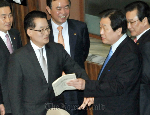 한나라당 김무성 원내대표가   22일 오전 국회 본회의장에서 민주당 박지원 원내대표 좌석으로 찾아가 의사일정을 협의하고 있다.양동출dcyang@heraldm.com/110222/
Rep. Park Jie-won (second from left), floor leader of the main opposition Democratic Party, clasps hands with his counterpart from the ruling Grand National Party, Rep. Kim Moo-sung, at the National Assembly on Tuesday.   Yang Dong-chul/The Korea Herald