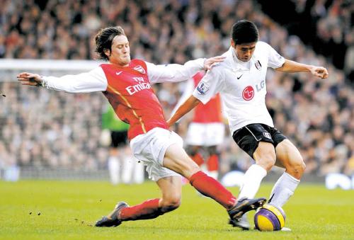 Former Premier League player Seol Ki-hyeon (right) has angered many Pohang fans by joining Ulsan. (Yonhap News)