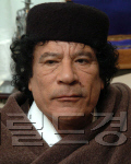 무아마르 카다피 정치인(리비아) 20070120185809197580372 / 20초 인증샷 찍은 카다피…효과는?