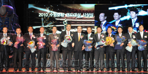 22일 오후 서울 광장동 워커힐에서 열린 '2010 연도대상시상식&수협보험 전진대회'에서 이종구 회장(왼쪽에서 일곱번째)이 회원조합단체상을 받은 12개 우수 조합장들과 기념촬영을 하고 있다../ 안훈기자 rosedale@ 2011.02.22
22일 오후 서울 광장동 워커힐에서 열린 '2010 연도대상시상식&수협보험 전진대회'에서 이종구 회장(왼쪽에서 일곱번째)이 회원조합단체상을 받은 12개 우수 조합장들과 기념촬영을 하고 있다../ 안훈기자 rosedale@ 2011.02.22
22일 오후 서울 광장동 워커힐에서 열린 '2010 연도대상시상식&수협보험 전진대회'에서 이종구 회장(왼쪽에서 일곱번째)이 회원조합단체상을 받은 12개 우수 조합장들과 기념촬영을 하고 있다../ 안훈기자 rosedale@ 2011.02.22
수협중앙회는 22일 서울 광장동 워커힐에서 ‘2010연도대상 시상식&수협보험 전진대회’를 열고 지난해 전년 대비 130% 초과한 7675억원의 사상 최대의 공제료 수익 달성 실적을 축하했다. 이종구(왼쪽에서 일곱번째) 회장이 회원조합단체상을 받은 12개 우수 조합장들과 기념촬영을 하고 있다.  안훈 기자/rosedale@