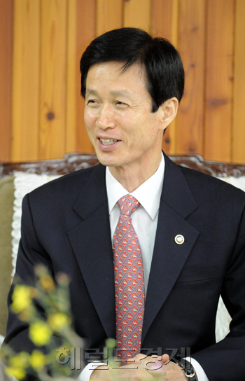 이돈구 산림청 (청장), 국제산림연구기관연합회 (회장) / 이사람) 숲사랑 46년만에 산림청장으로 … 이돈구 산림청장