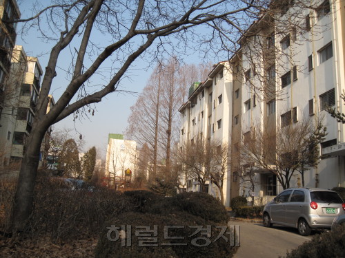 서울 강남권 부동산 시장의 지각변동을 몰고 올 개포지구 지구단위계획 변경안이 지난 9일 보류되면서 일제히 매매시세가 하향 조정되는 등 일대 부동산시장이 직격탄을 맞았다. 사진은 재건축이 추진되고 있는 개포주공 단지 전경.