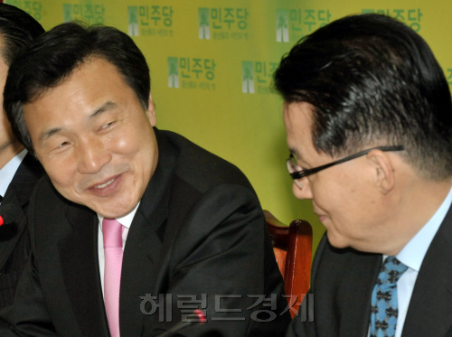 민주당 손학규 대표가 23일 오전 국회에서 열린 최고위원회의에서 전날 대정부질문을 한 박지원 원내대표에게 내용과 문장이 훌륭했다며 치하의 말을 건네고 있다.양동출dcyang@heraldm.com/110223/
민주당 손학규 대표가 23일 오전 국회에서 열린 최고위원회의에서 전날 대정부질문을 한 박지원 원내대표에게 내용과 문장이 훌륭했다며 치하의 말을 건네고 있다.양동출dcyang@heraldm.com/110223/
민주당 손학규 대표가 23일 오전 국회에서 열린 최고위원회의에서 전날 대정부질문을 한 박지원 원내대표에게 내용과 문장이 훌륭했다며 치하의 말을 건네고 있다.양동출dcyang@heraldm.com/110223/
민주당 손학규 대표가 23일 오전 국회에서 열린 최고위원회의에서 전날 교섭단체 대표연설을 한 박지원 원내대표에게 연설의 내용과 문장이 훌륭했다며 치하의 말을 건네며 미소를 짓고 있다. 양동출 기자/dcyang@heraldm.com
민주당 손학규 대표가 23일 오전 국회에서 열린 최고위원회의에서 전날 교섭단체 대표연설을 한 박지원 원내대표에게 연설의 내용과 문장이 훌륭했다며 치하의 말을 건네며 미소를 짓고 있다. 양동출 기자/dcyang@heraldm.com