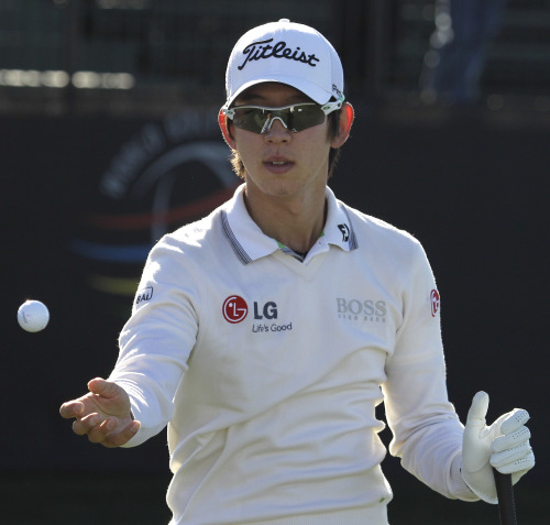 <YONHAP PHOTO-0110> Seung-yul Noh, of Korea, catches a ball from his caddy while hitting on the driving range during the second day of practice for the Accenture Match Play Championship golf tournament Tuesday, Feb. 22, 2011, in Marana, Ariz. (AP Photo/Elaine Thompson)/2011-02-23 02:24:48/ <저작권자 ⓒ 1980-2011 ㈜연합뉴스. 무단 전재 재배포 금지.>
Korea’s Noh Seung-yul takes part in a practice round ahead of the Accenture Match Play Championship.  AP-Yonhap News
