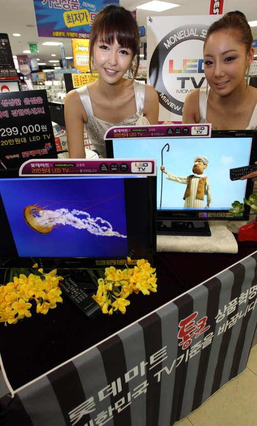 <YONHAP PHOTO-1708> 20만원대 통큰 모니터 (서울=연합뉴스) 한상균 기자 = 롯데마트는 22일 HDTV 수신기능을 내장한 LED 모니터(60cm/24형)를 299,000원에 선보였다. 롯데마트와 (주)모뉴엘이 공동 기획해 출시한 이번 제품은 해상도, 밝기 등의 제품 스펙이 국내외 유명 브랜드와 유사한 수준으로 최대 40% 저렴한 가격이다. 사진은 이날 롯데마트 서울역점 모습. 2011.2.22 xyz@yna.co.kr/2011-02-22 15:04:43/ <저작권자 ⓒ 1980-2011 ㈜연합뉴스. 무단 전재 재배포 금지.>
Ultra-cheap 24-inch televisions on display at a Lotte Mart branch in Seoul Yonhap News
