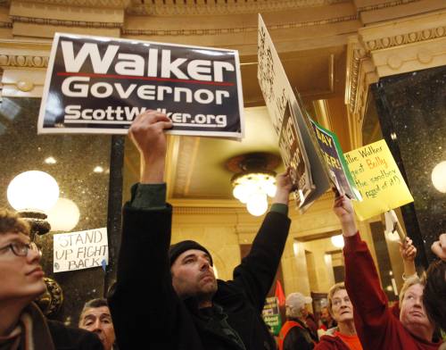 <YONHAP PHOTO-0544> A supporter of Wisconsin Gov. Scott Walker walks among hundreds of protesters inside the state Capitol Monday, Feb. 21, 2011, in Madison, Wis. Opponents to Walker's bill to eliminate collective bargaining rights for many state workers are taking part in their seventh day of protesting. (AP Photo/Jeffrey Phelps)/2011-02-22 05:54:27/ <저작권자 ⓒ 1980-2011 ㈜연합뉴스. 무단 전재 재배포 금지.>
A supporter of Wisconsin Gov. Scott Walker walks among hundreds of protesters inside the state Capitol Tuesday, in Madison, Wisconsin.  AP-Yonhap News