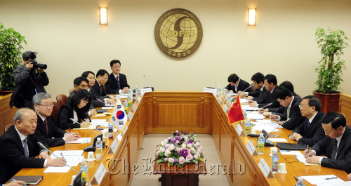 23일 오후 서울 도렴동 외교통상부 청사에서 한중 전략적 협력 동반자 관계 내실화 등 양국 간 외교 현안을 논의하기 위해 방한한 양제츠 중국 외교부장이 김성환 외교통상부 장관과 회담을 나누기 전 인사말을 하고 있다. 박해묵 기자/mook@heraldm.com
Foreign Minister Kim Sung-hwan (second from left) and his Chinese counterpart Yang Jiechi (second from right) hold talks at the ministry Wednesday.   Park Hae-mook/The Korea Herald