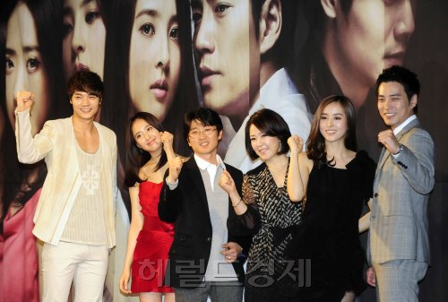 23일 오후 서울 여의도 63빌딩 컨벤션홀에서 KBS 2TV 수목드라마 가시나무새 제작발표회가 열린 가운데 출연 탤런트들과 연출을 맡은 김종창PD(왼쪽세번째)가 포토타임을 가지고 있다. 박해묵 기자/mook@heraldm.com
23일 오후 서울 여의도 63빌딩 컨벤션홀에서 KBS 2TV 수목드라마 가시나무새 제작발표회가 열린 가운데 출연 탤런트들과 연출을 맡은 김종창PD(왼쪽세번째)가 포토타임을 가지고 있다. 박해묵 기자/mook@heraldm.com