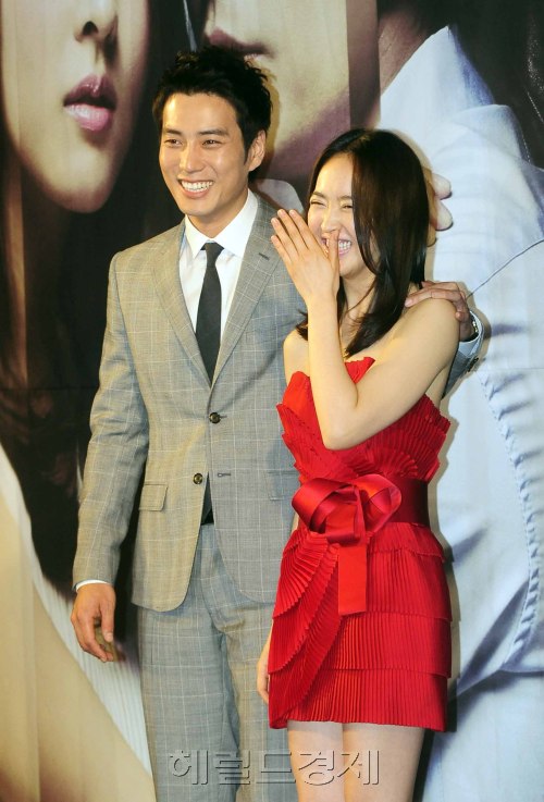 23일 오후 서울 여의도 63빌딩 컨벤션홀에서 KBS 2TV 수목드라마 가시나무새 제작발표회가 열린 가운데 탤런트 주상욱과 김민정이 포토타임을 가지고 있다. 박해묵 기자/mook@heraldm.com
23일 오후 서울 여의도 63빌딩 컨벤션홀에서 KBS 2TV 수목드라마 가시나무새 제작발표회가 열린 가운데 탤런트 주상욱과 김민정이 포토타임을 가지고 있다. 박해묵 기자/mook@heraldm.com