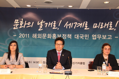 Culture Minister Choung Byoung-gug (center) and participants including French Cultural Center in Seoul director Laure Coudret Laut
(right) and Bulgarian student Tsvetelina Kuzmanova attend the policy briefing by the Korean Culture and Information Service in Seoul on
Wednesday. (KOCIS)