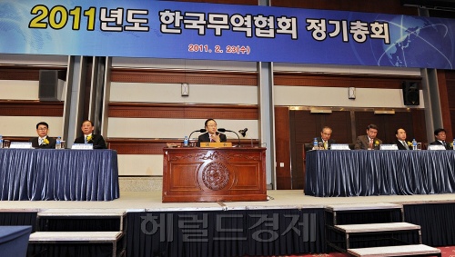 한국무역협회가 23일 서울 삼성동 코엑스에서 무역업계 대표자 600여명이 참석한 2011년도 정기총회를 개최한 가운데 사공일(가운데) 무역협회장이 개회사를 하고 있다.