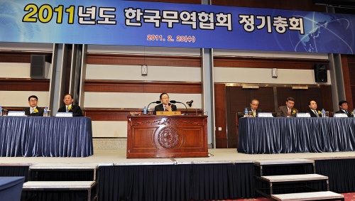 한국무역협회가 23일 서울 삼성동 코엑스에서 무역업계 대표자 600여명이 참석한 2011년도 정기총회를 개최한 가운데 사공일(가운데) 무역협회장이 개회사를 하고 있다.