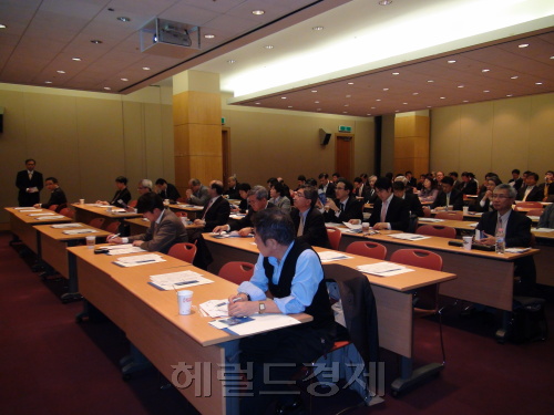 서울산업통상진흥원(SBAㆍ대표 변보경)은 서울글로벌비즈니스지원센터를 통해 지난 23일 COEX 3층 콘퍼런스룸에서 일본 미쓰이스미토모은행 서울지점 김영환 차장을 초청해 ‘2011년 한국 경제 전망’을 주제로 2011년 첫 번째 비즈니스 세미나를 개최했다.