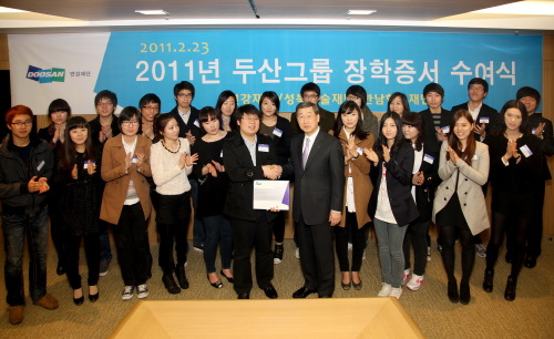 박용현 두산그룹 연강재단 이사장은 지난 23일 서울 을지로6가 두산타워에서 열린 ‘2011년 두산그룹 장학증서 수여식’에 참석해 373명의 학생들에게 총 11억원의 장학금과 기념품을 전달했다. 이번에 선발된 장학생은 가장 역할을 하고 있는 초등학생과 중학생 및 어려운 환경에서도 학업성적이 우수해 학교장의 추천을 받은 고교생과 대학생들로 구성됐다. 연강재단은 장학생들에게 졸업 때까지 장학금 또는 등록금을 지원할 예정이다.